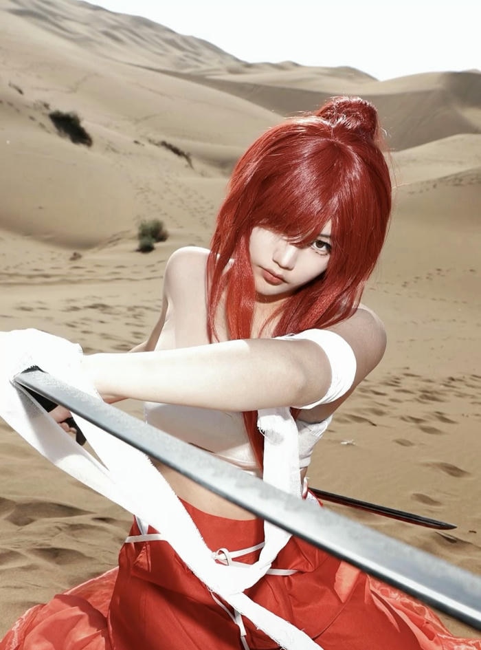 hình ảnh cosplay Erza găng tay kim loại