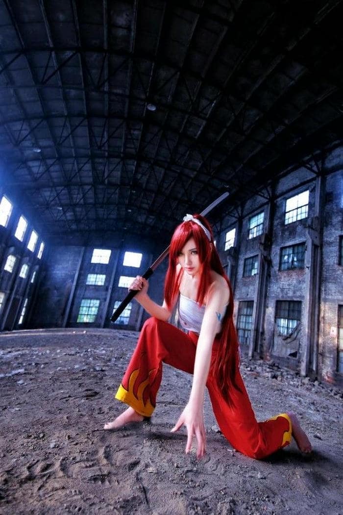 hình ảnh cosplay Erza nền đá cổ