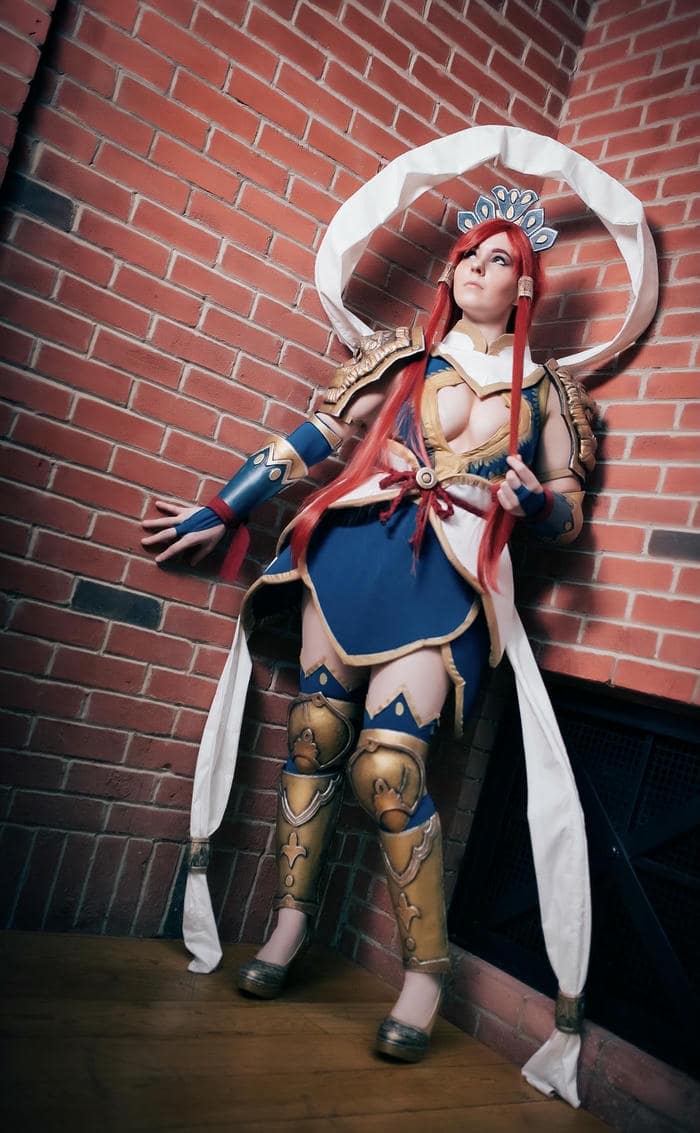 hình ảnh cosplay Erza thần thái mạnh mẽ