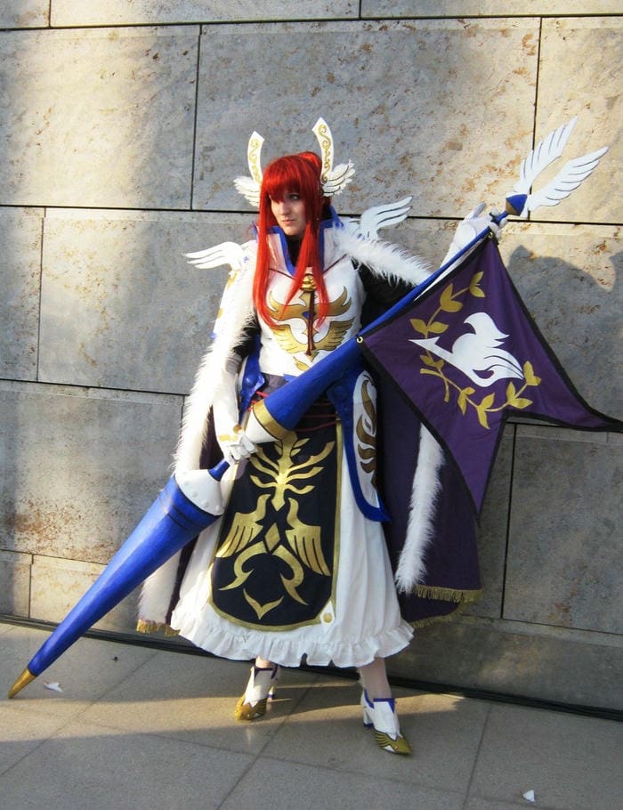hình ảnh cosplay Erza thắt lưng da nâu