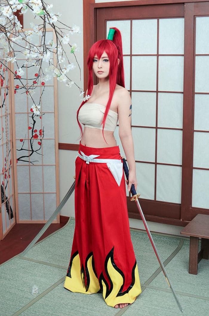 hình ảnh cosplay Erza tư thế tấn công