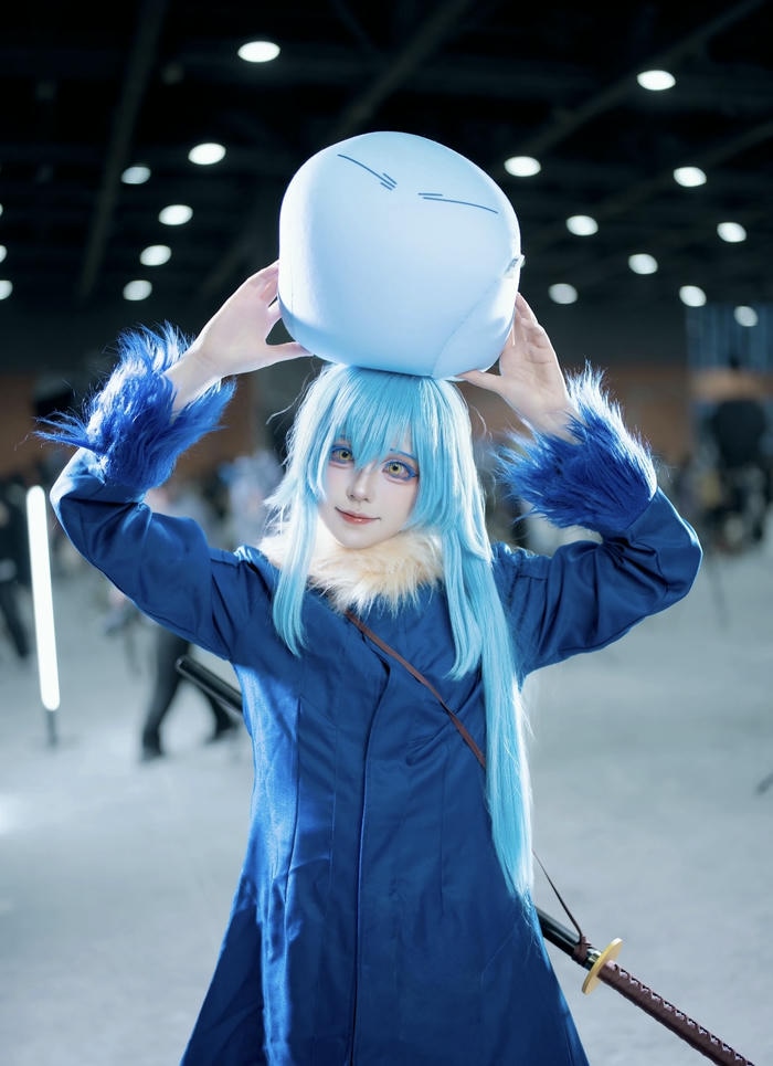 hình ảnh cosplay Rimuru cổ áo lông trắng