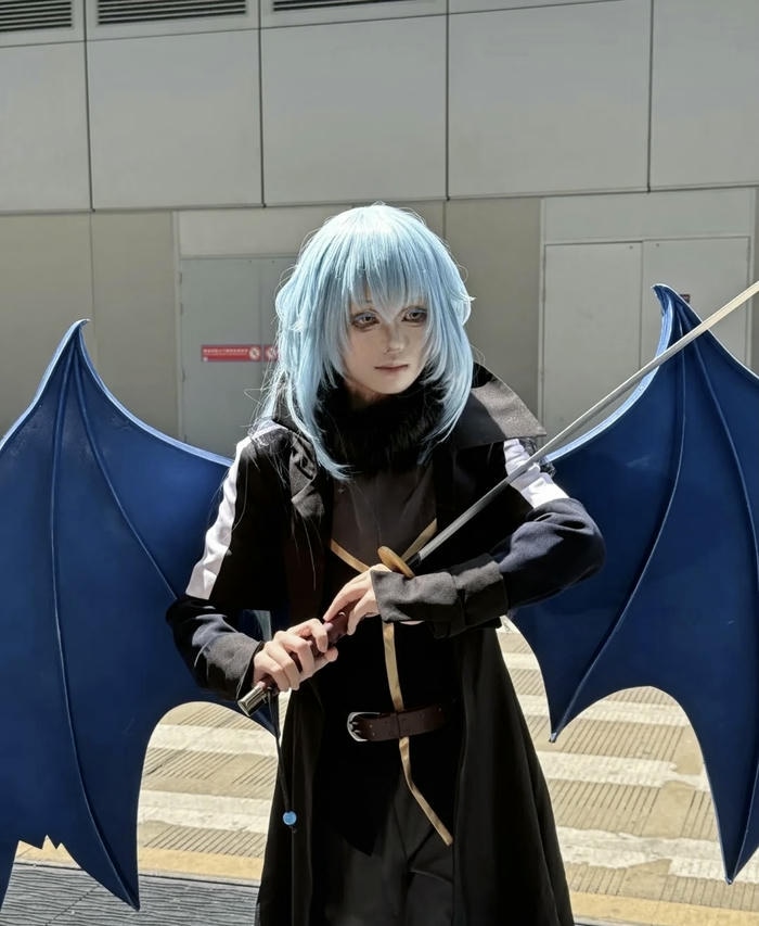 hình ảnh cosplay Rimuru đứng trên bậc đá