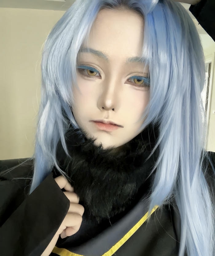 hình ảnh cosplay Rimuru tay đặt trước ngực