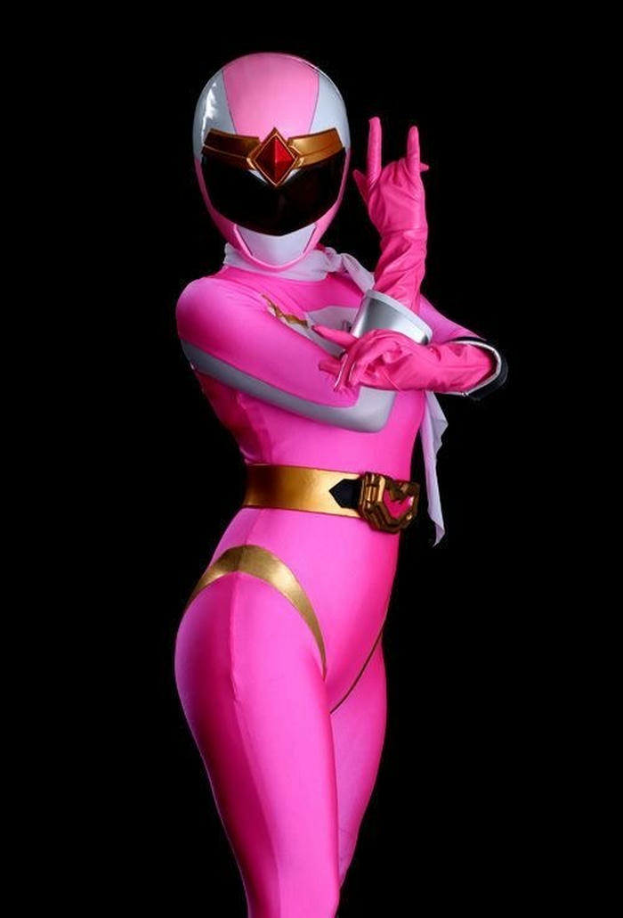 hình ảnh cosplay siêu nhân ánh đèn chiếu