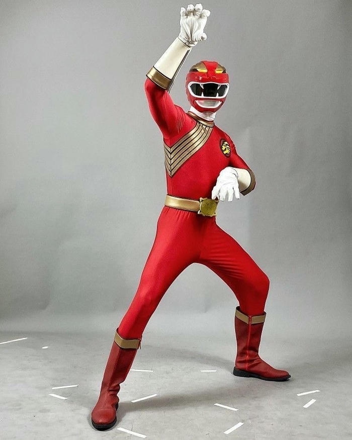 hình ảnh cosplay siêu nhân tay nắm chặt