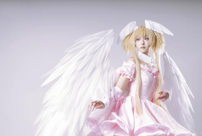 hình ảnh cosplay thiên thần ánh sáng chiếu sau