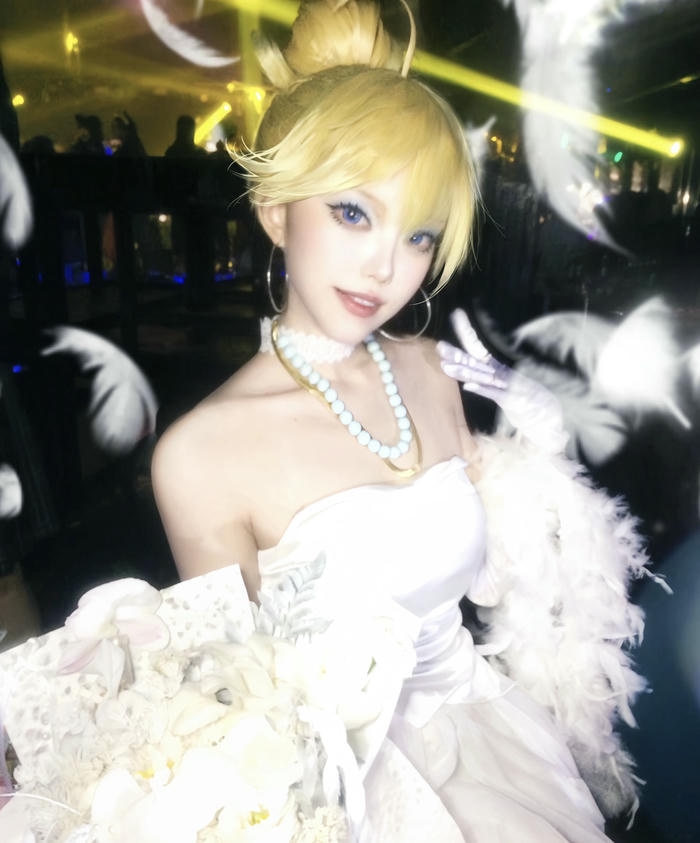 hình ảnh cosplay thiên thần ánh sáng vàng nhạt