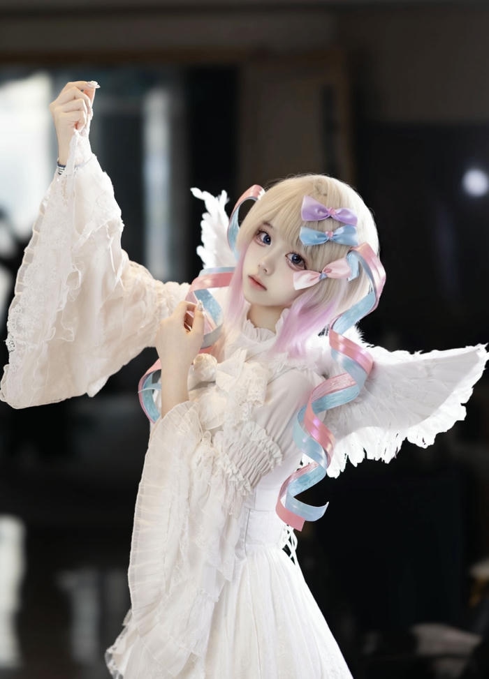 hình ảnh cosplay thiên thần cánh cong nhẹ