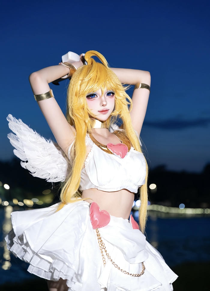 hình ảnh cosplay thiên thần cánh gắn sau lưng
