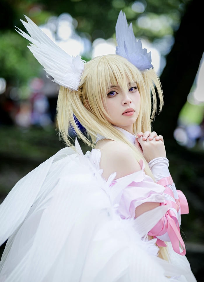 hình ảnh cosplay thiên thần chi tiết lông nét