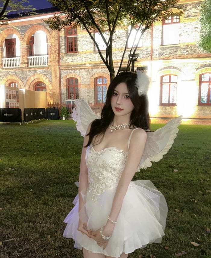 hình ảnh cosplay thiên thần váy bay nhẹ