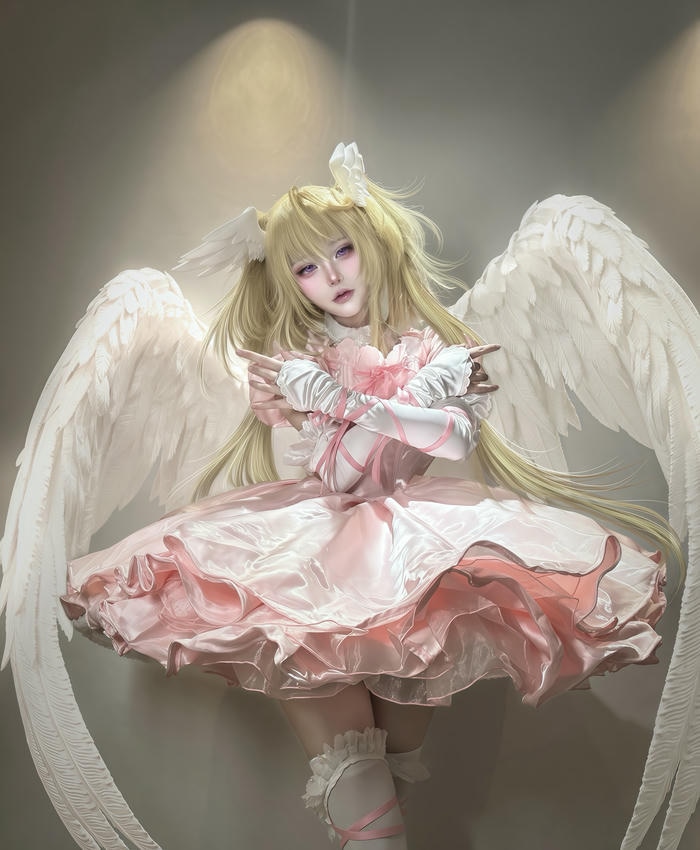 hình ảnh cosplay thiên thần váy xẻ tà cao