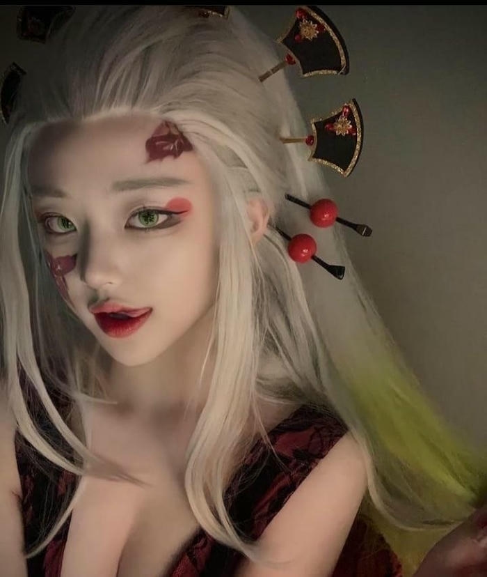 hình cosplay Daki ánh mắt nhìn thẳng