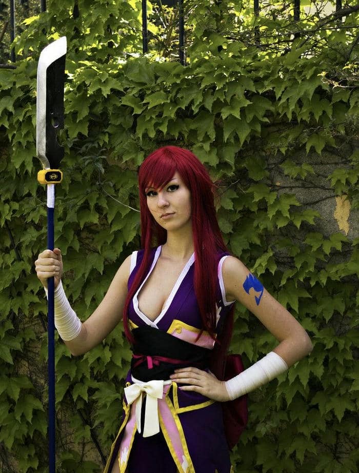 hình cosplay Erza ánh nhìn mạnh mẽ