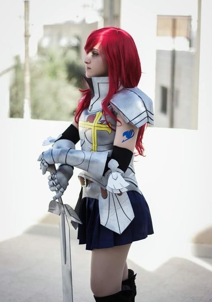 hình cosplay Erza áo giáp vai lớn