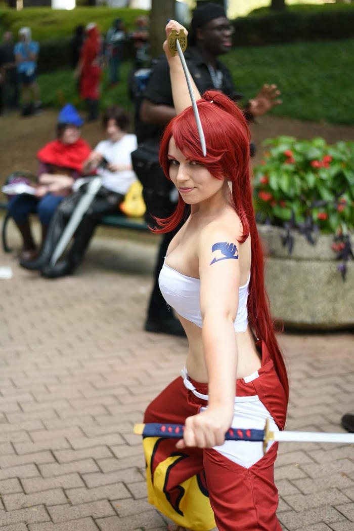 hình cosplay Erza đứng giữa chiến trường giả