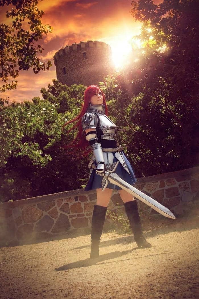 hình cosplay Erza giáp ngực kim loại
