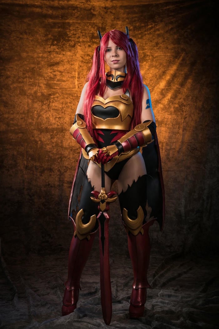 hình cosplay Erza kiếm dựng trước mặt