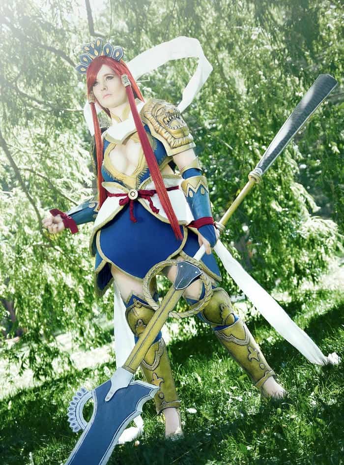 hình cosplay Erza toàn cảnh chiến đấu