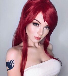 hình cosplay Erza tóc đỏ buông thẳng