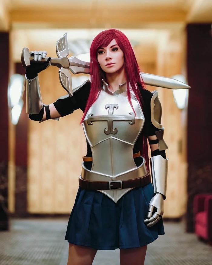 hình cosplay Erza trang phục Heart Kreuz giáp