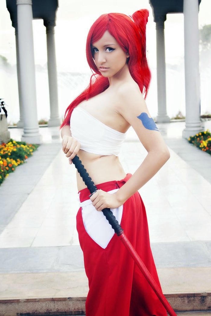hình cosplay Erza trang phục thay đổi nhanh
