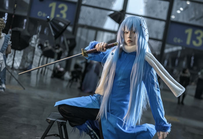 hình cosplay Rimuru đứng giữa quảng trường