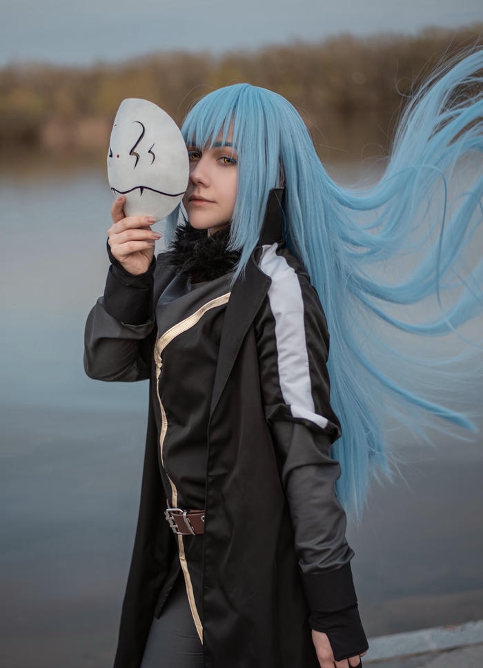 hình cosplay Rimuru nền trời xanh