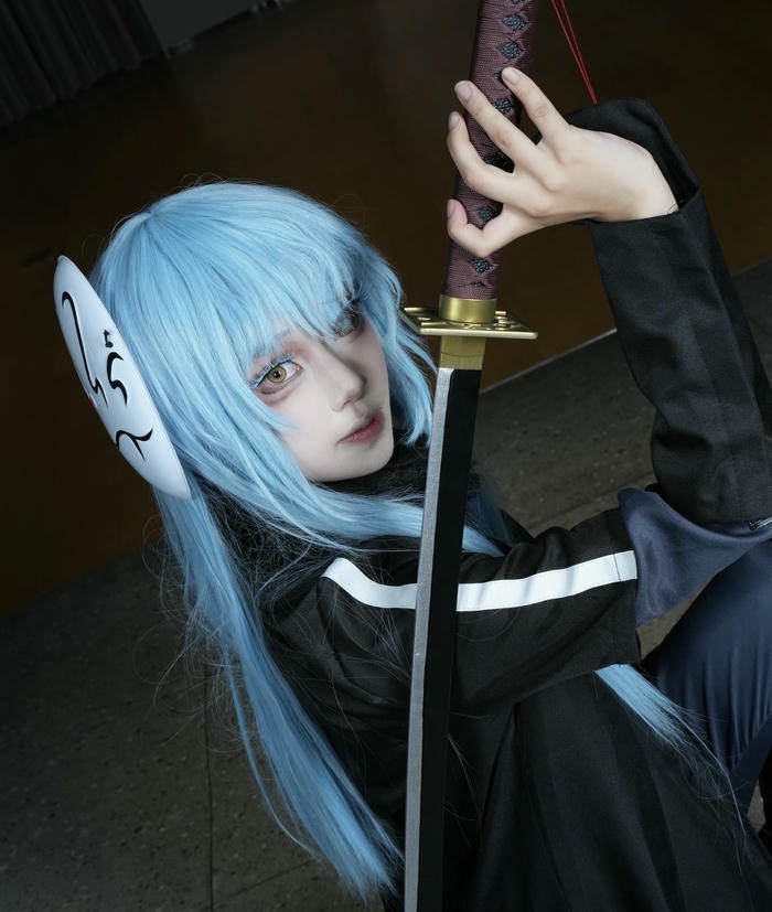 hình cosplay Rimuru tay cầm kiếm