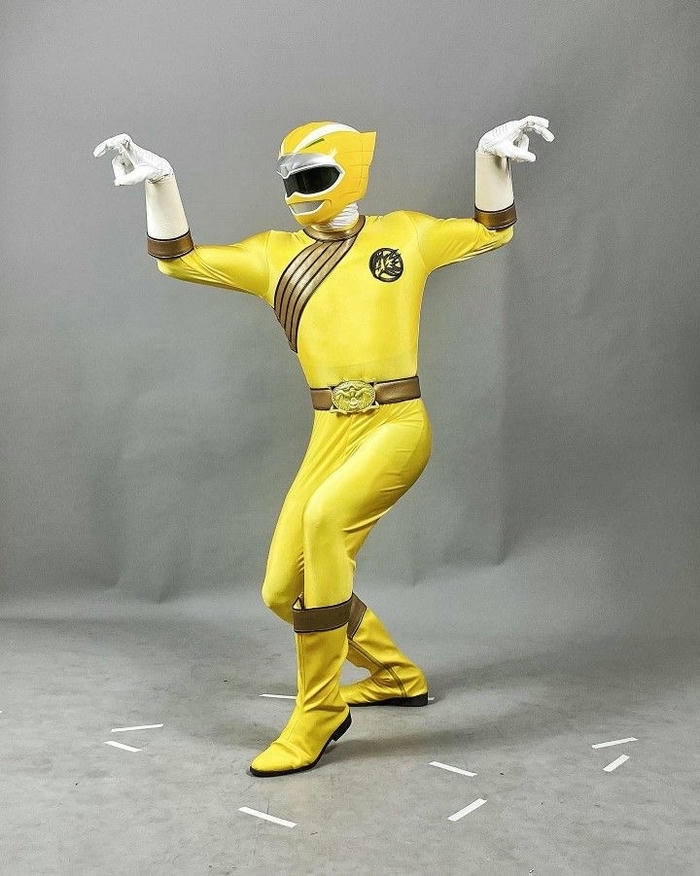 hình cosplay siêu nhân tay giơ cao