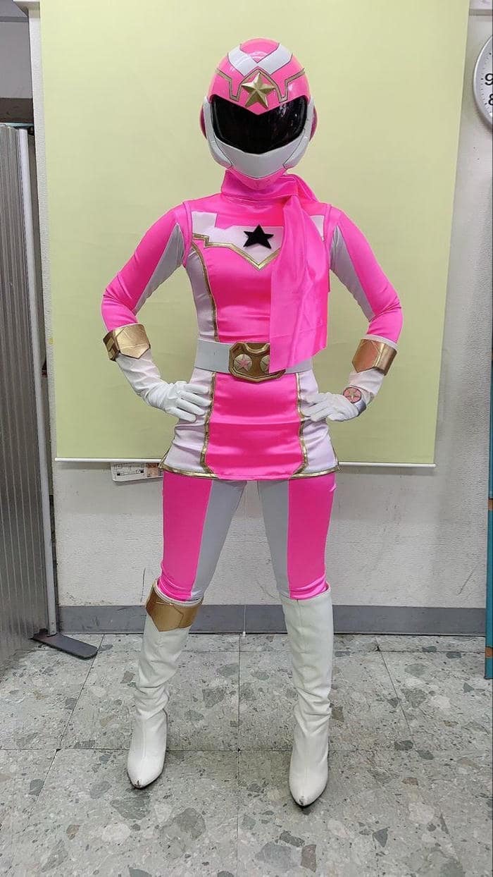 hình cosplay siêu nhân trang phục đặc trưng