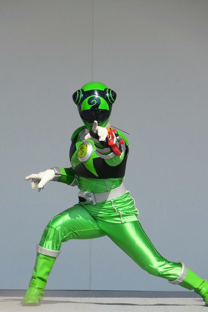 hình cosplay siêu nhân tư thế bay