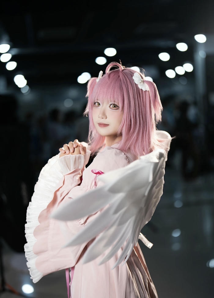 hình cosplay thiên thần ánh sáng bao quanh