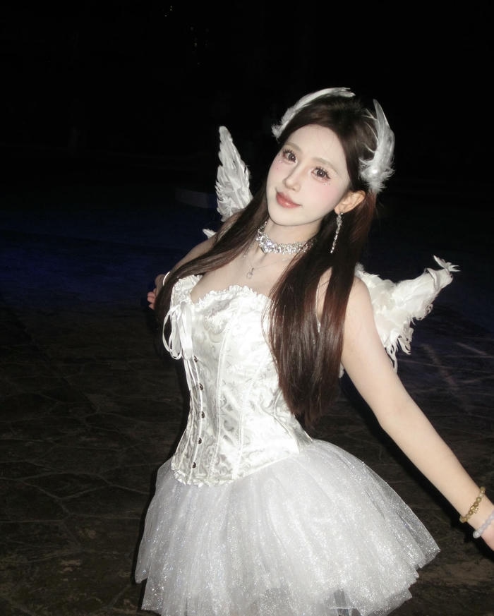 hình cosplay thiên thần ánh sáng từ trên