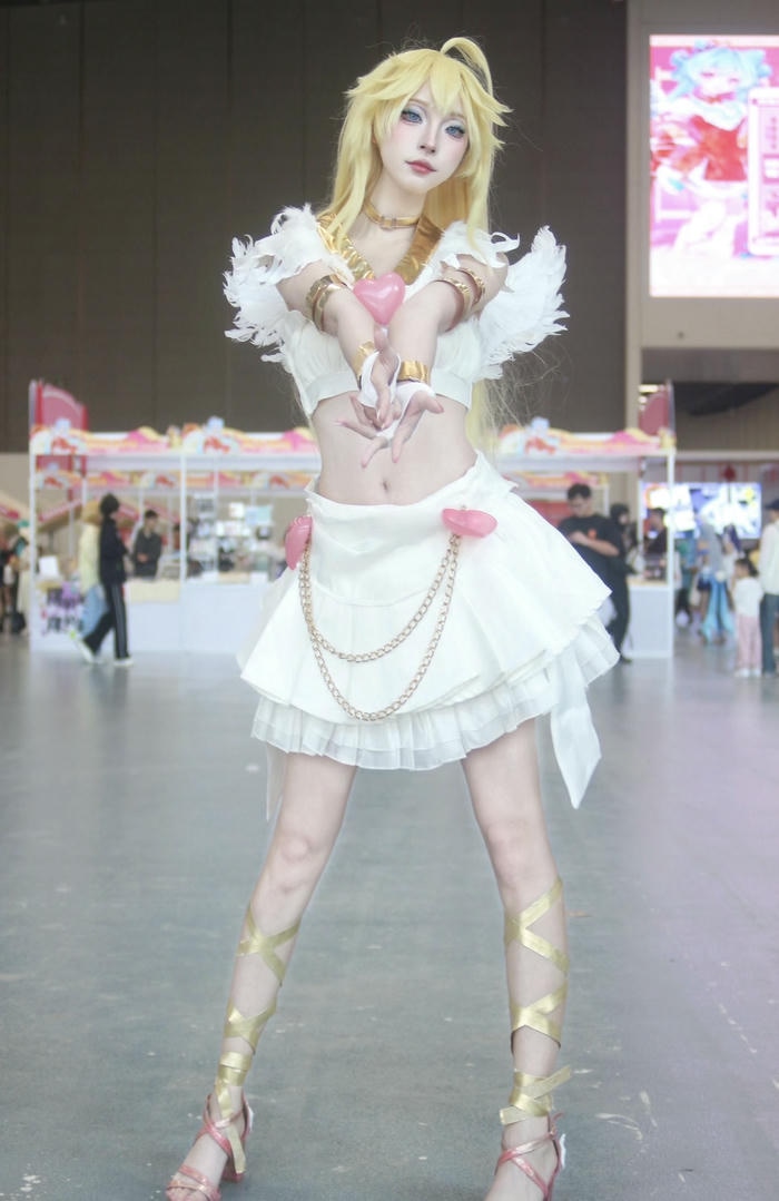 hình cosplay thiên thần ánh sáng viền lưng