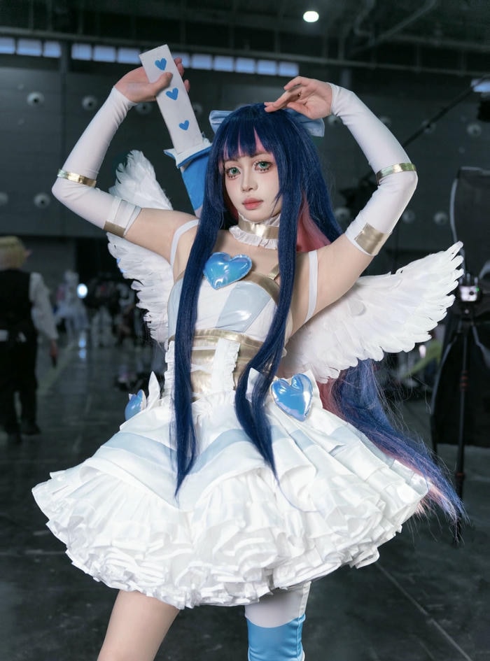 hình cosplay thiên thần lông vũ dày