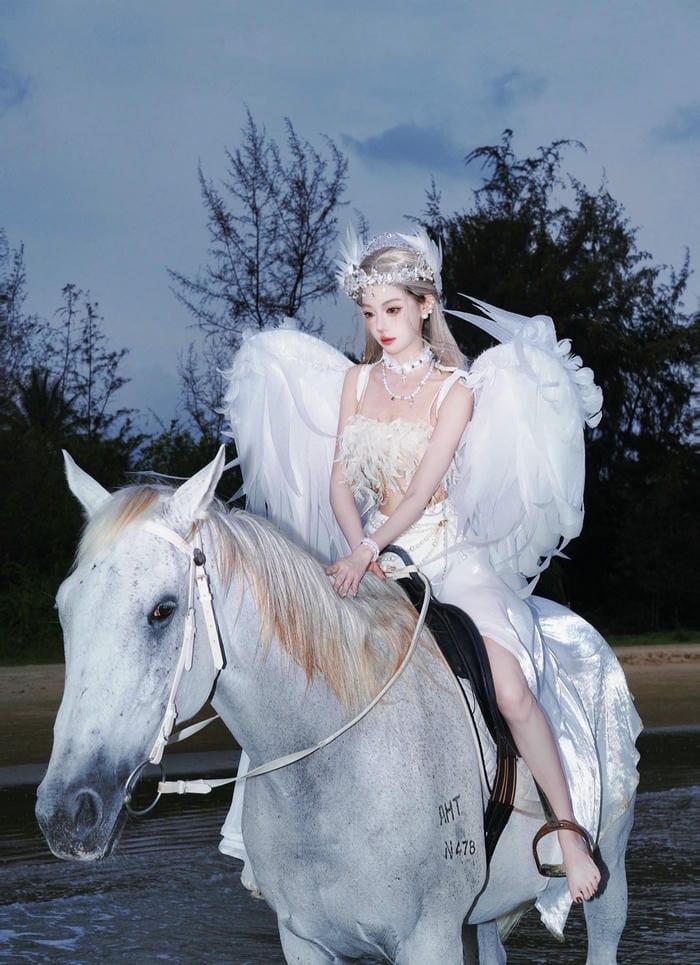 hình cosplay thiên thần phụ kiện cánh lớn