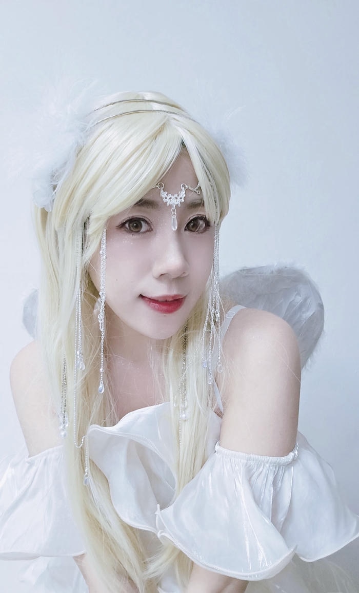 hình cosplay thiên thần tóc dài bạch kim