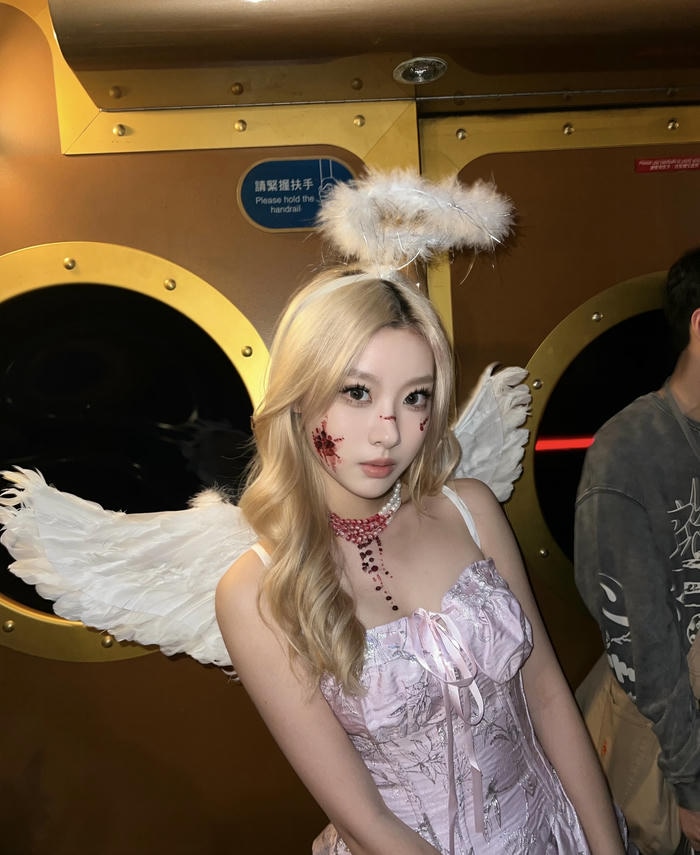 hình cosplay thiên thần tóc uốn nhẹ