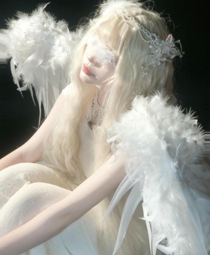 hình cosplay thiên thần trang phục trắng bạc