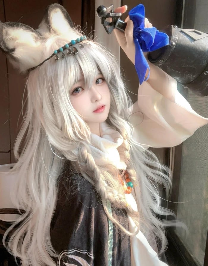 hình gái xinh cosplay nhân vật anime tạo dáng quen