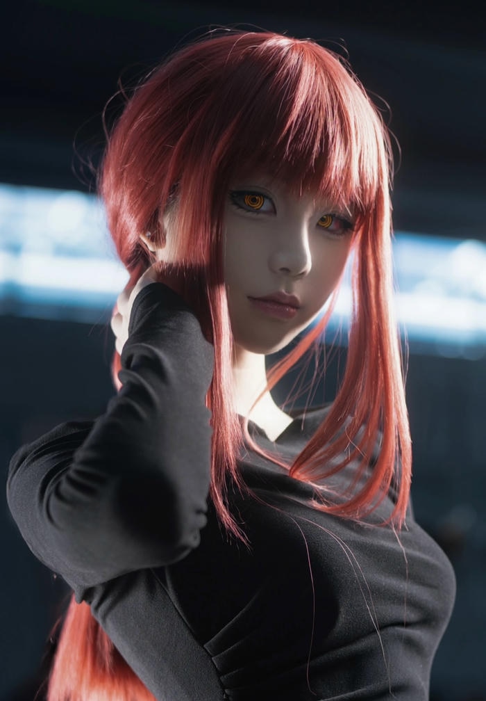 Ảnh Makima cosplay ánh mắt sắc lạnh đầy quyền lực