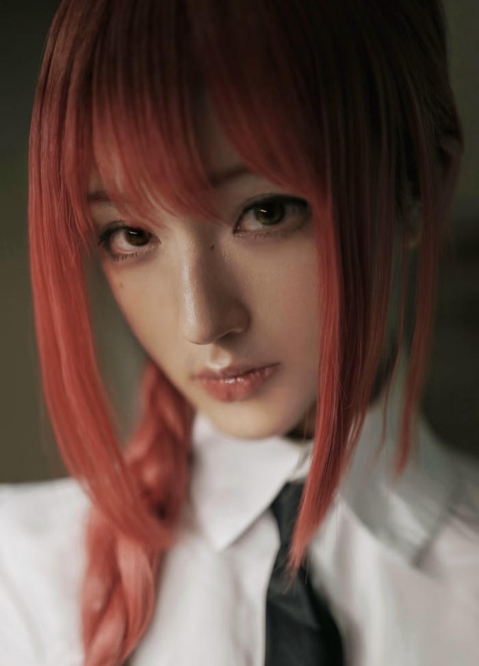 Ảnh Makima cosplay biểu cảm nửa cười bí ẩn