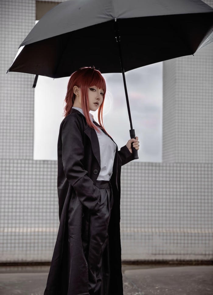 Ảnh Makima cosplay dáng đứng thẳng đầy kiểm soát