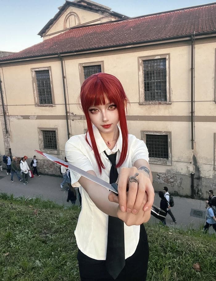 Ảnh Makima cosplay diện sơ mi trắng cùng cà vạt đen