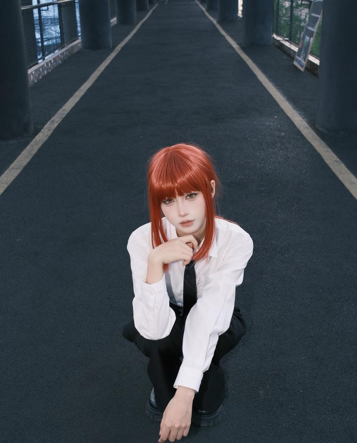 Ảnh Makima cosplay đứng giữa bối cảnh thành phố đêm