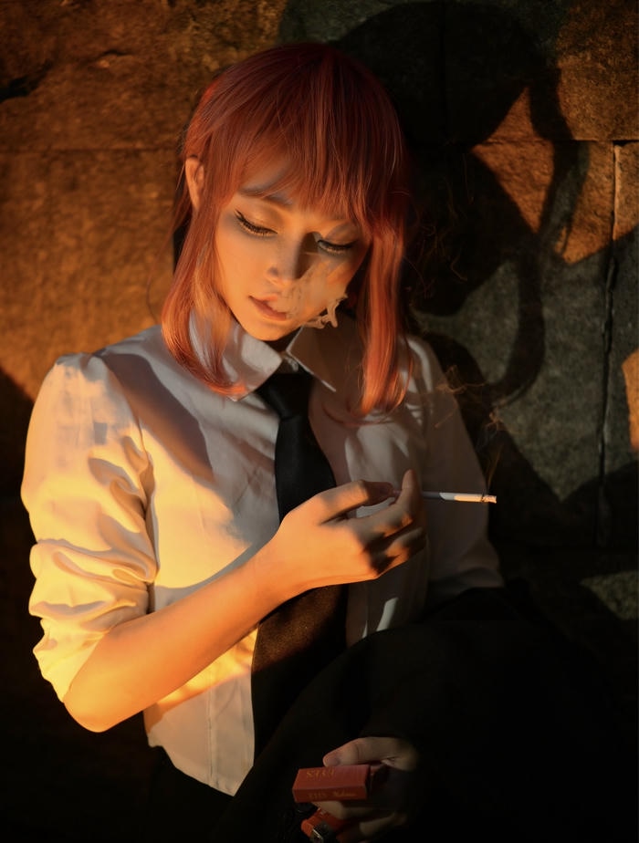 Ảnh Makima cosplay mái tóc đỏ cam buộc thấp