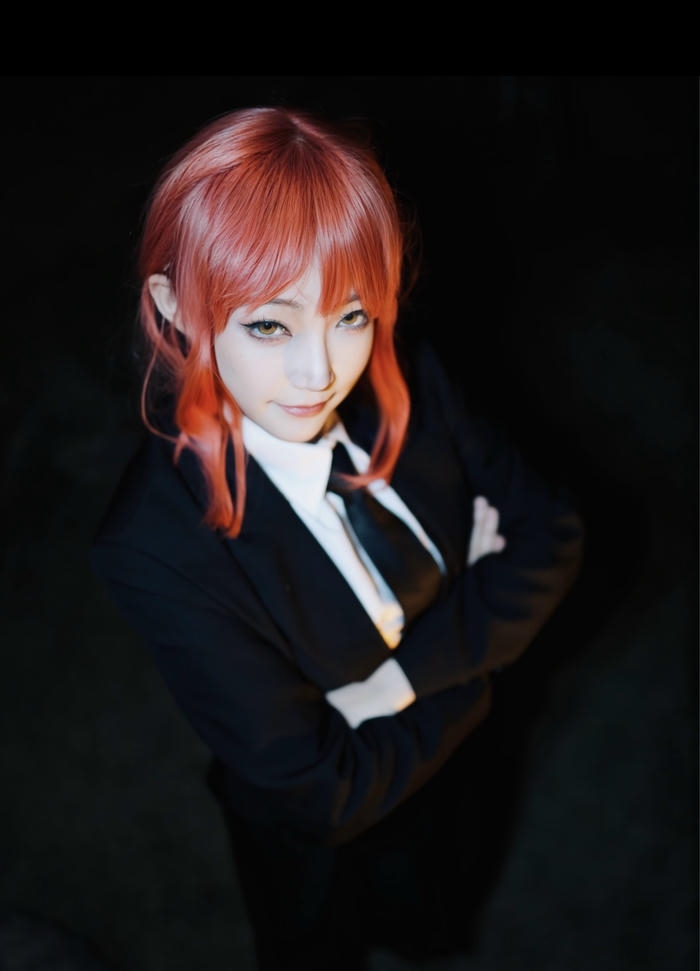 Ảnh Makima cosplay phối áo khoác đen tối giản