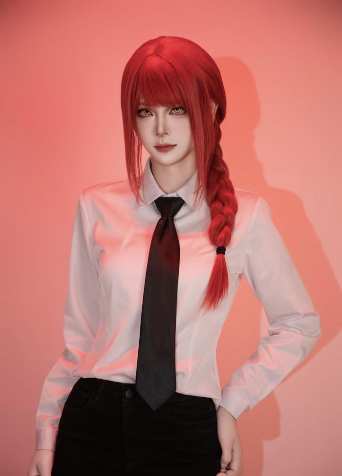 Ảnh Makima cosplay phối chân váy đen thanh nhã